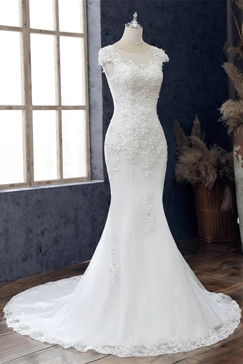 Vestido de novia de corte trompeta con mangas cortas y encaje con cuentas